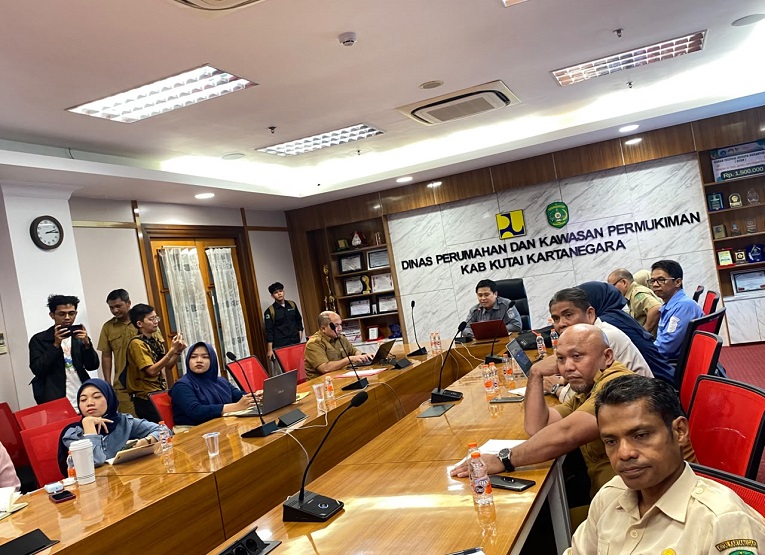 rapat sosialisasi penggunaan tenaga kerja asing (TKA) bersama sejumlah perusahaan di ruang rapat Kantor Disperkim Kukar. (Van/dutakaltimnews.com)