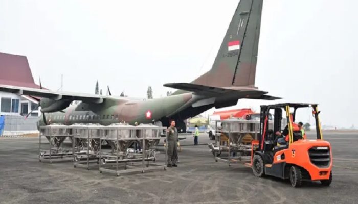 TNI Semai 9,2 Ton Garam dan 1,6 Ton Dry Ice Atasi Karhutla di Kalimantan