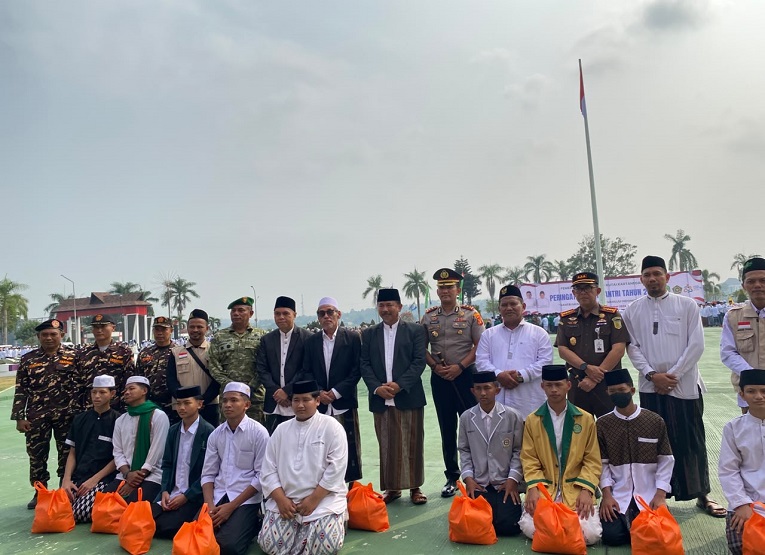 Upacara Bendera Peringatan Hari Santri Nasional Tahun 2026 di Lapangan Upacara Kukar. (Van/dutakaltimnews.com)