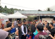 Wagub Kaltim Seno Aji bersama Bupati Kukar Aulia Rahman Basri meninjau sekaligus menyalurkan bantuan kepada warga terdampak kebakaran di Jalan AM Alimuddin, Tenggarong. (Irvan/dutakaltimnews.com)