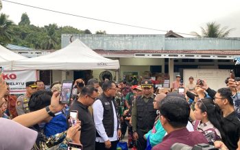 Wagub Kaltim Seno Aji bersama Bupati Kukar Aulia Rahman Basri meninjau sekaligus menyalurkan bantuan kepada warga terdampak kebakaran di Jalan AM Alimuddin, Tenggarong. (Irvan/dutakaltimnews.com)