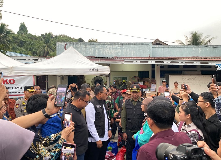 Wagub Kaltim Seno Aji bersama Bupati Kukar Aulia Rahman Basri meninjau sekaligus menyalurkan bantuan kepada warga terdampak kebakaran di Jalan AM Alimuddin, Tenggarong. (Irvan/dutakaltimnews.com)