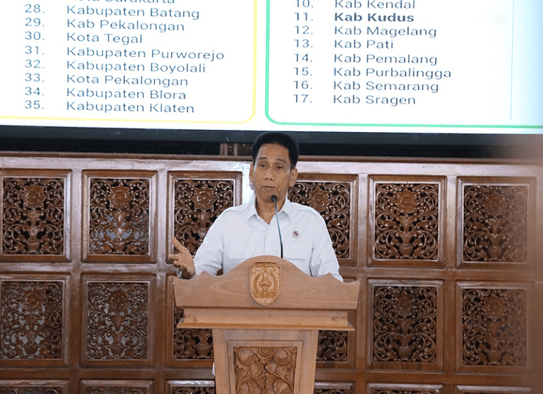 Wakil Menteri Dalam Negeri (Wamendagri) Akhmad Wiyagu, saat memberikan sambutan dan arahan dalam kegiatan Deklarasi Desa Siaga Tuberkulosis di Pendopo Kabupaten Jepara, Jawa Tengah. (Dok. Kementerian Dalam Negeri)